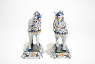 Een paar polychrome Delftse modellen van paarden, 1e helft 19e eeuw