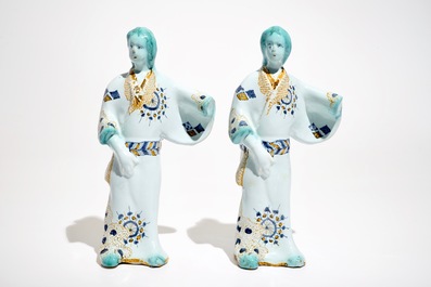 Une paire de figures de chinoises en fa&iuml;ence de Strasbourg, 18&egrave;me