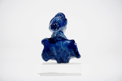 Une buste de femme en fa&iuml;ence de Delft bleu et blanc, 18&egrave;me