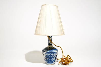 Un vase en fa&iuml;ence de Delft bleu et blanc &agrave; d&eacute;cor de chinoiserie, 18&egrave;me