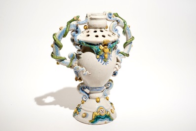 Un vase en fa&iuml;ence polychrome de Winterthur, Suisse, 17&egrave;me