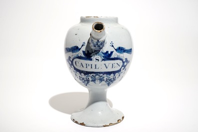 Een blauwwitte Delftse siroopkan &quot;S:Capil:Ven&quot;, 18e eeuw