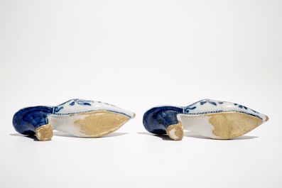 Une paire de souliers en fa&iuml;ence de Delft bleu et blanc &agrave; d&eacute;cor floral, 18&egrave;me