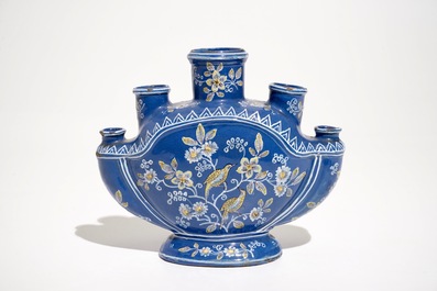 Een bloemenvaas in Franse fa&iuml;ence met &quot;bleu persan&quot; fondkleur, Never, 17/18e eeuw