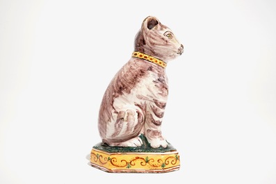 Een polychroom Delfts model van een kat, 19e eeuw