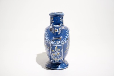 Een bloemenvaas in Franse fa&iuml;ence met &quot;bleu persan&quot; fondkleur, Never, 17/18e eeuw