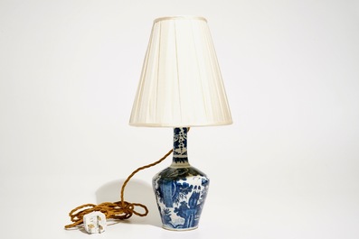 Een blauwwitte Delftse chinoiserie vaas als lamp gemonteerd, 18e eeuw