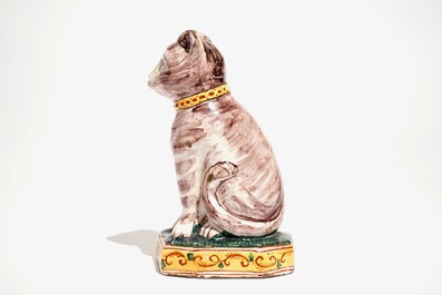 Een polychroom Delfts model van een kat, 19e eeuw
