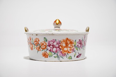 Een polychrome Delftse petit feu botervloot met floraal decor, 18e eeuw