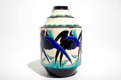 Un vase art deco aux &eacute;maux craquel&eacute;s &agrave; d&eacute;cor d'hirondelles, Charles Catteau pour Boch K&eacute;ramis, 1&egrave;re moiti&eacute; du 20&egrave;me