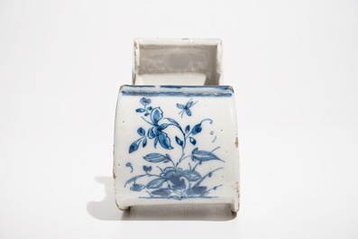 A Dutch Delft blue and white pipe stand modelled as a sledge, 18th C.