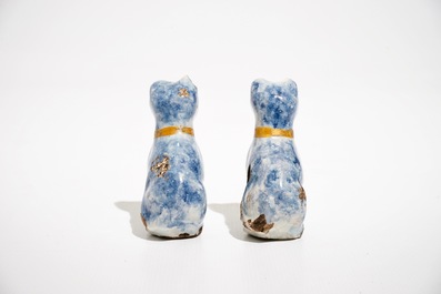 Une paire de petits mod&egrave;les de chats en fa&iuml;ence de Delft polychrome, 18&egrave;me