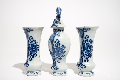 Une garniture de trois vases en fa&iuml;ence de Delft bleu et blanc &agrave; d&eacute;cor marin, 18&egrave;me