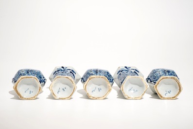 Une petite garniture de cinq vases en fa&iuml;ence de Delft bleu et blanc, 18&egrave;me