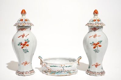 Une paire de vases et un beurrier en fa&iuml;ence de Delft polychrome de style Kakiemon, 18&egrave;me
