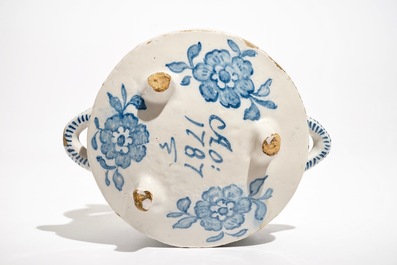 Un rechaud en fa&iuml;ence dans le style de Delft en bleu et blanc, la Frise, dat&eacute; 1783