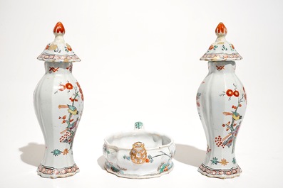 Een paar Delftse polychrome petit feu Kakiemon-stijl dekselvazen en een botervloot, 18e eeuw