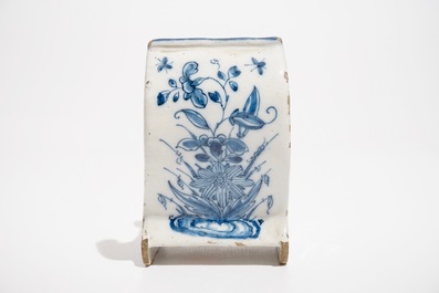 A Dutch Delft blue and white pipe stand modelled as a sledge, 18th C.