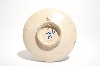 Un bol couvert et un plat en c&eacute;ramique islamique d'Afrique du Nord, Tun&eacute;sie ou Maroc, 19&egrave;me