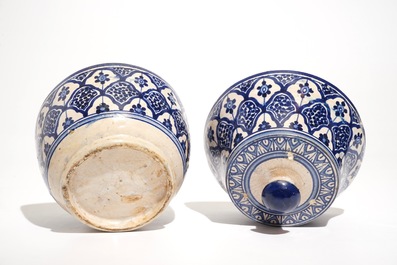 Een blauwwitte dekselpot en een schotel, Noord-Afrika, Tunesi&euml; of Marokko, 19e eeuw