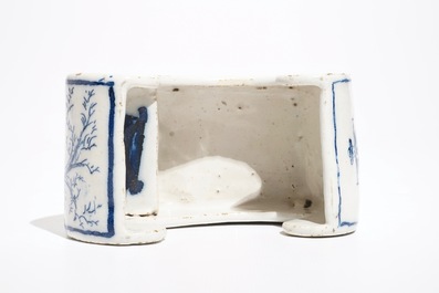 Un porte-pipe en forme de luge en fa&iuml;ence de Delft bleu et blanc, 18&egrave;me