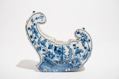 A Dutch Delft blue and white pipe stand modelled as a sledge, 18th C.