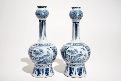 Een paar blauwwitte Delftse chinoiserie knobbelvazen en een florale schotel, 17/18e eeuw