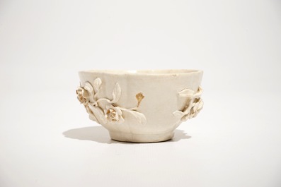 Une tasse et soucoupe &agrave; d&eacute;cor en relief en porcelaine de Doccia, Italie, 18&egrave;me