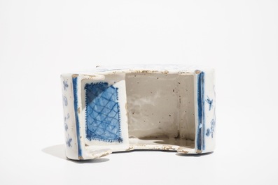 Un porte-pipe en forme de luge en fa&iuml;ence de Delft bleu et blanc, 18&egrave;me