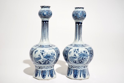 Een paar blauwwitte Delftse chinoiserie knobbelvazen en een florale schotel, 17/18e eeuw