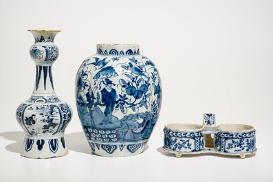 Twee blauwwitte Delftse vazen met chinoiseriedecor en een houder voor olie- en azijnkannetjes, 17e/18e eeuw