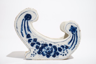 A Dutch Delft blue and white pipe stand modelled as a sledge, 18th C.