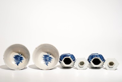 Une paire de bols et une paire de vases couverts en fa&iuml;ence de Delft bleu et blanc, 18&egrave;me