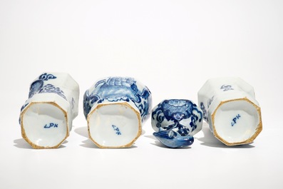 Une garniture de trois vases en fa&iuml;ence de Delft bleu et blanc &agrave; d&eacute;cor marin, 18&egrave;me