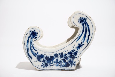 A Dutch Delft blue and white pipe stand modelled as a sledge, 18th C.