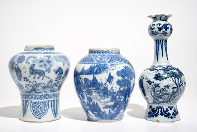 Trois vases en fa&iuml;ence de Delft bleu et blanc &agrave; d&eacute;cor chinoiserie, 17/18&egrave;me