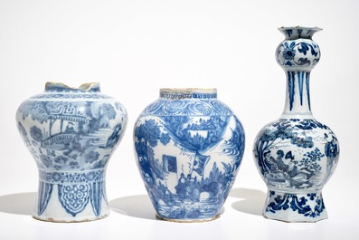Drie blauwwitte Delftse vazen met chinoiserie decor, 17/18e eeuw
