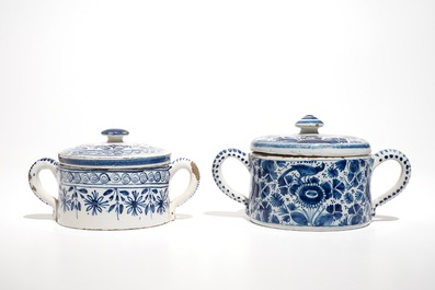 Une paire de plats et deux pots &agrave; sucre en fa&iuml;ence de Delft bleu et blanc, 18&egrave;me