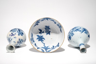 Deux vases de forme bouteille et un bol en fa&iuml;ence anglaise en style de Delft, 18&egrave;me