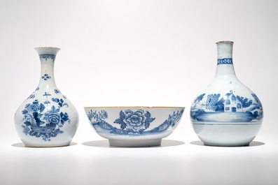 Deux vases de forme bouteille et un bol en fa&iuml;ence anglaise en style de Delft, 18&egrave;me