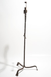 Een smeedijzeren staande kaarsenhouder, wellicht 17/18e eeuw
