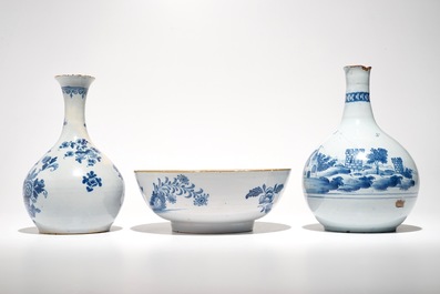 Deux vases de forme bouteille et un bol en fa&iuml;ence anglaise en style de Delft, 18&egrave;me