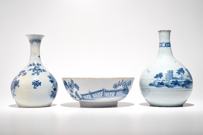 Deux vases de forme bouteille et un bol en fa&iuml;ence anglaise en style de Delft, 18&egrave;me