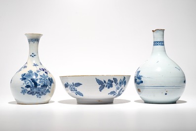 Twee flesvormige vazen en een kom in blauwwit Engels &quot;Delfts&quot;, 18e eeuw