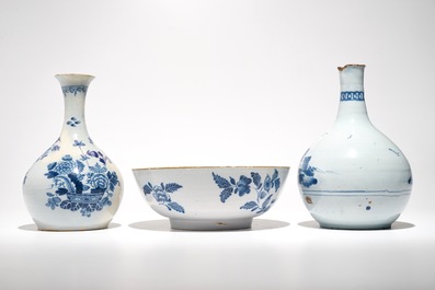 Deux vases de forme bouteille et un bol en fa&iuml;ence anglaise en style de Delft, 18&egrave;me