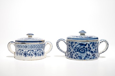 Een paar blauwwitte Delftse schotels met putti en twee suikerpotten, 18e eeuw