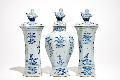 Une grande garniture de trois vases en fa&iuml;ence de Delft bleu et blanc, 18&egrave;me