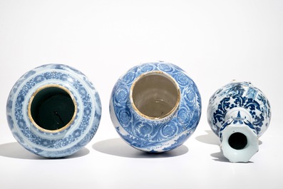 Trois vases en fa&iuml;ence de Delft bleu et blanc &agrave; d&eacute;cor chinoiserie, 17/18&egrave;me
