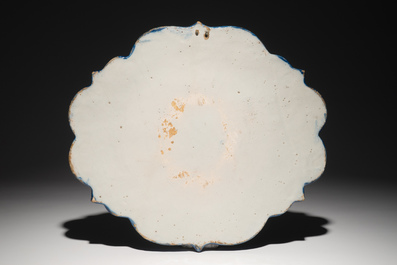 Een fijne blauwwitte Delftse plaquette met chinoiserie decor, 1e helft 18e eeuw