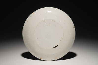 Een blauwwit Delfts bord met figuren in een landschap, 1e helft 18e eeuw